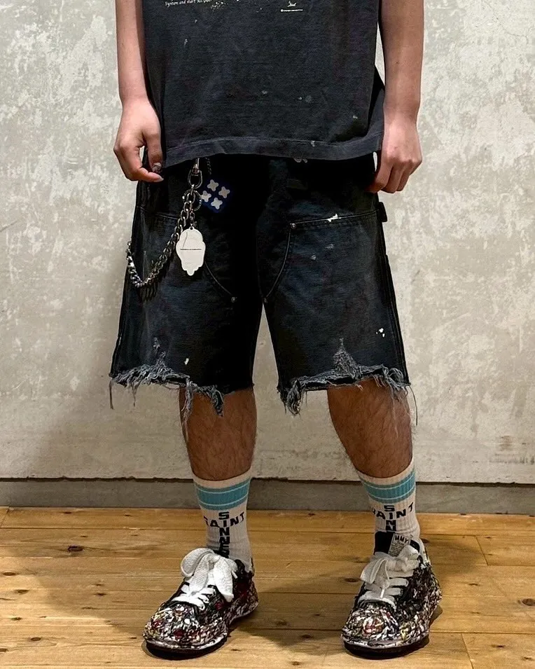 SAINT Mxxxxxx DOUBLE KNEE SHORTS/BLK Knee patches splashed with ink, washed and damaged denim shorts. Washed black S-XL. Custom woven and dyed denim denim with clear texture. Rewashed and faded to create local mottled fading/hole effects. Artificial distressing to simulate natural traces of wear. Original consistent damage treatment. Hand splashed ink and paint. Original consistent wash mark/pocket mark. Double knee patch. Rivet reinforcement. Improve functionality and enhance design.